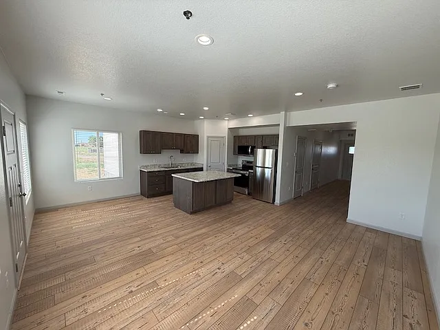 3 bed, 2.5 bath, 1720 sqft, $2,100 — Photo 3