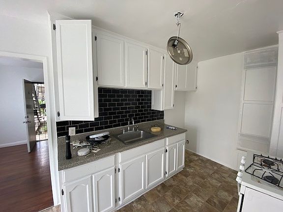 2nd image of 17049 Vanowen St