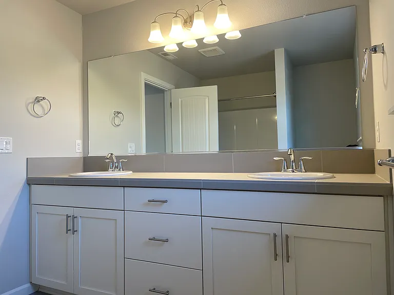 7170 SE Sarah Dr — Photo 1
