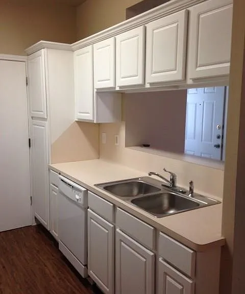 503 Gregory Ct — Photo 6