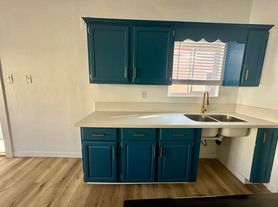 Stylish 2 bed - 1 bath Apartment! Move in Special