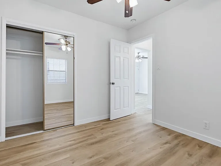 2425-2431 S Ridgeley Dr — Photo 15