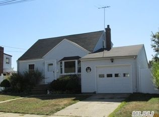 310 Pleasantview Ct, Copiague, NY 11726
