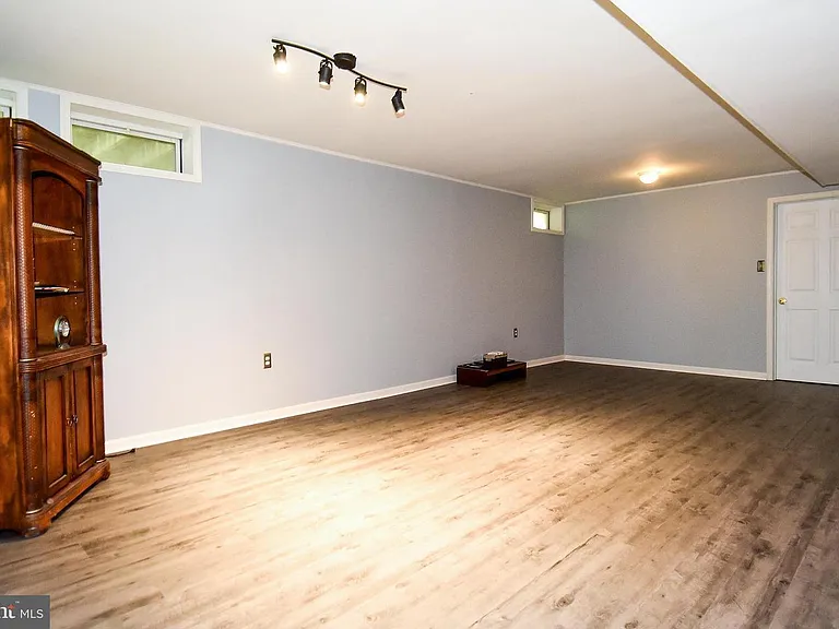 16049 Hayes Ln — Photo 4