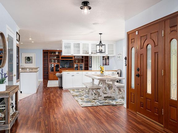 3rd image of 2550 Crown Dr