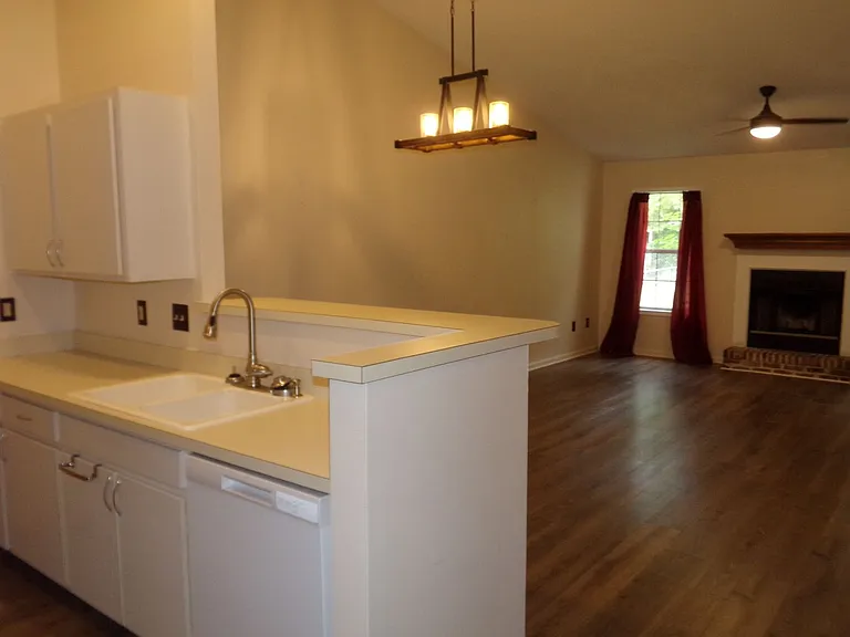 127 Village Ct — Photo 6