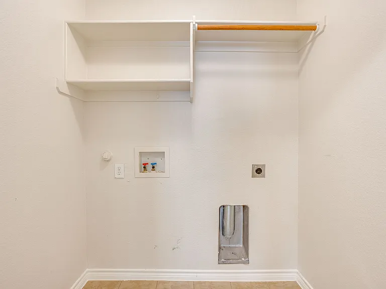 213 Carriage Dr — Photo 6