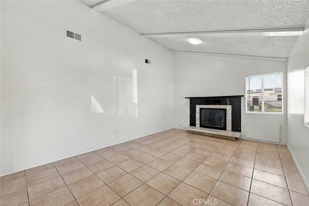 3 bed, 1956 sqft, $2,800 — Photo 4