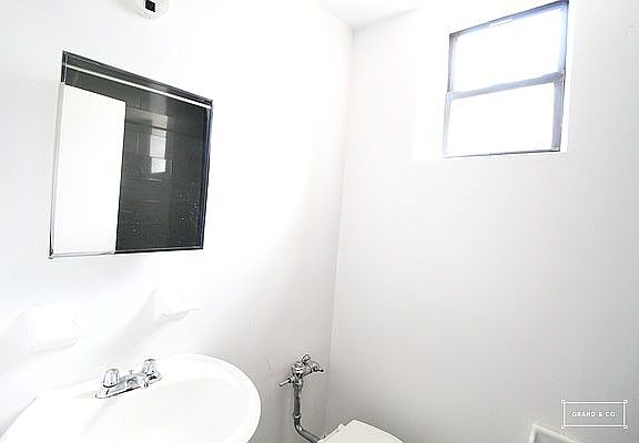 5th image of 393 Hewes St APT 4F