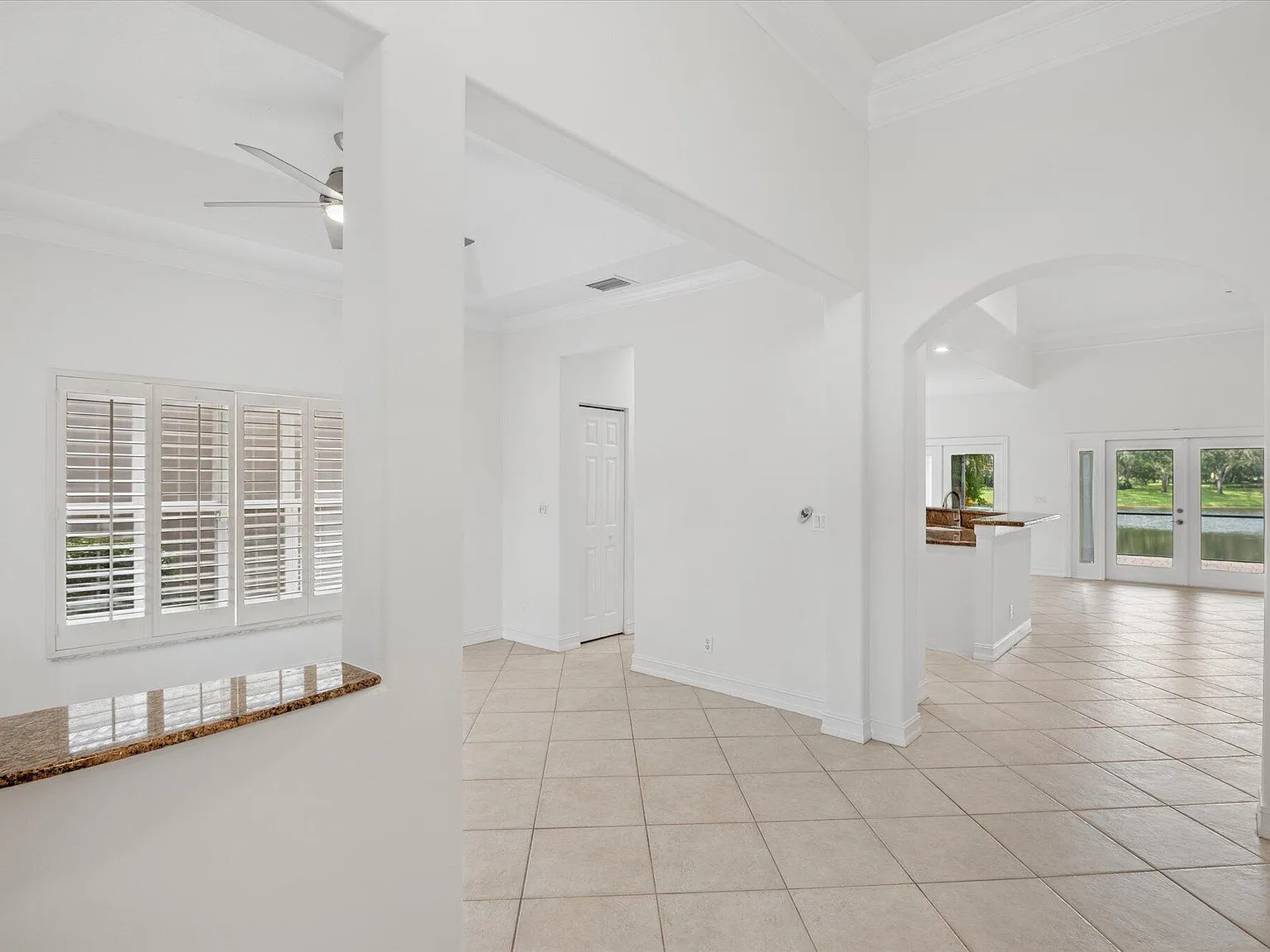 3 bed, 2.0 bath, 1977 sqft, $4,600 — Photo 3