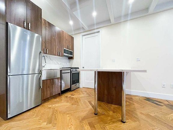 4th image of 941 Washington Ave #498