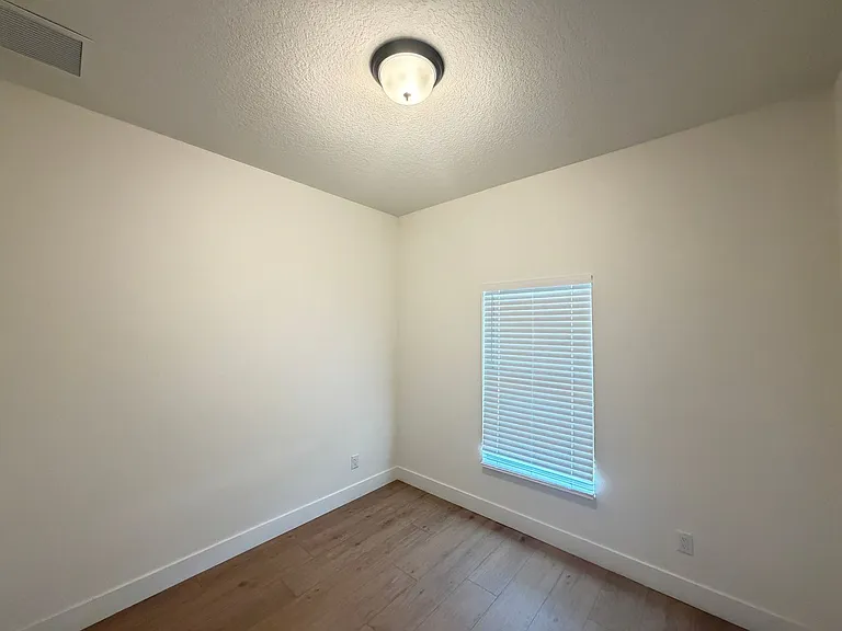 731 Schrader Ave SW — Photo 35