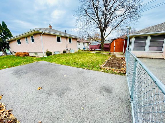 5th image of 410 Hoyt Ave E