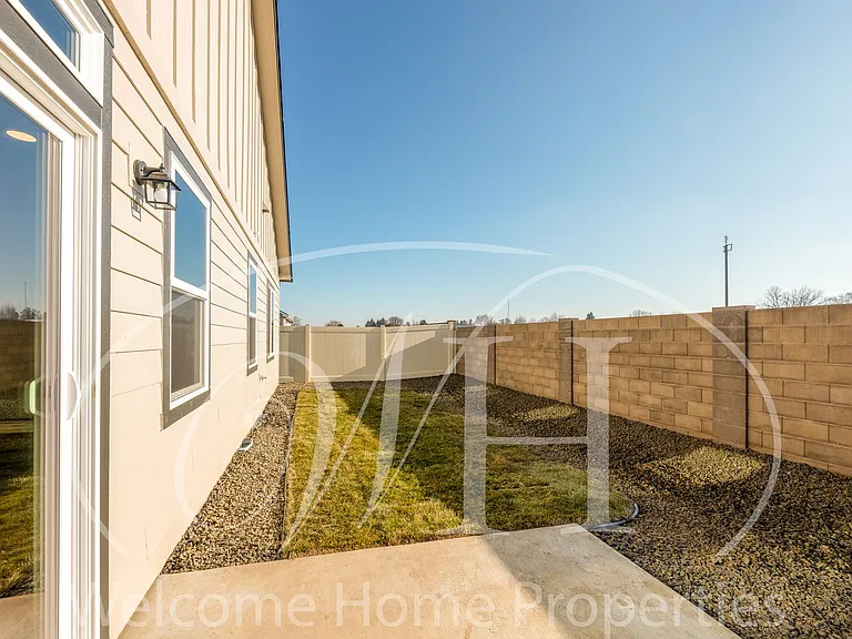 643 Ava St — Photo 29
