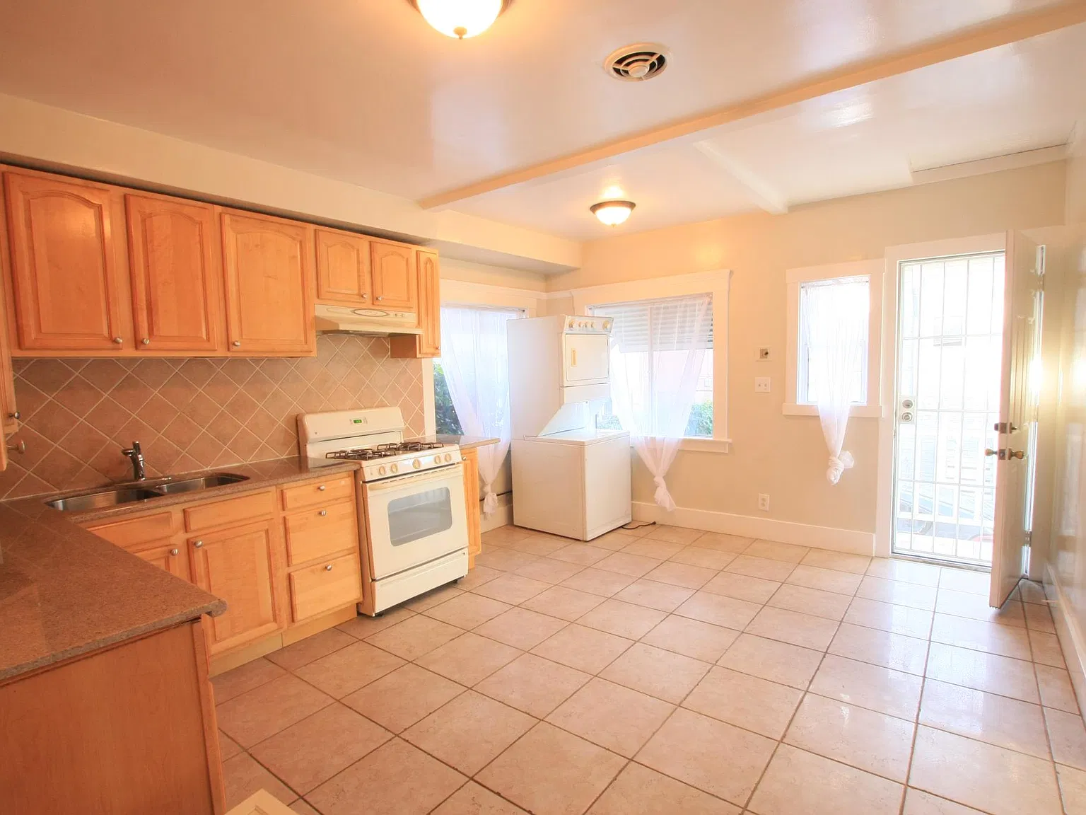 3 bed, 1.5 bath, 1000 sqft, $2,600 — Photo 2