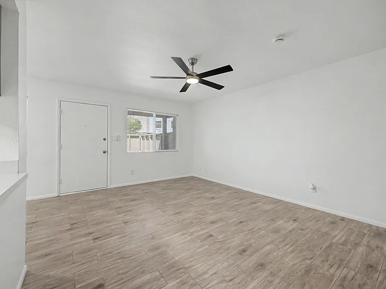 5984 N 48th Ave — Photo 6