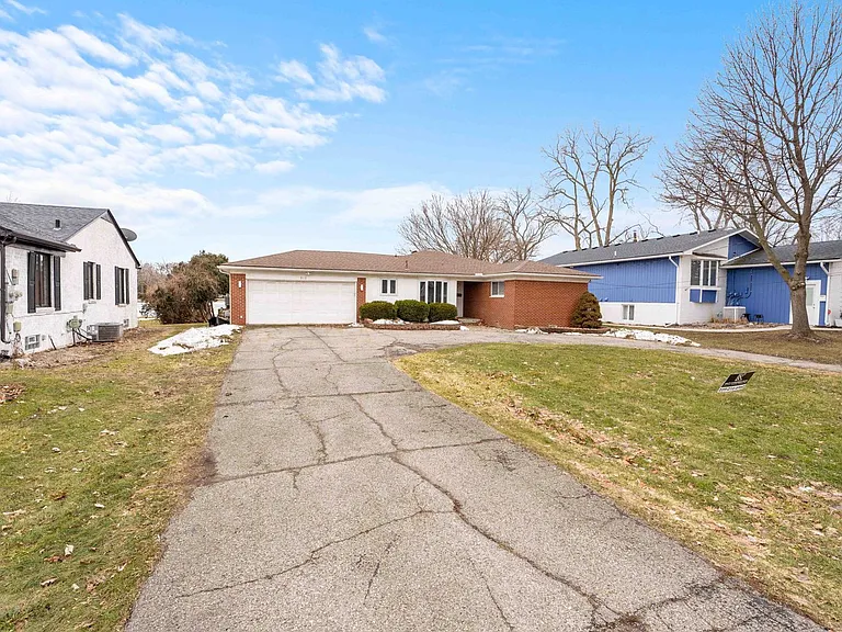 915 James K Blvd — Photo 38