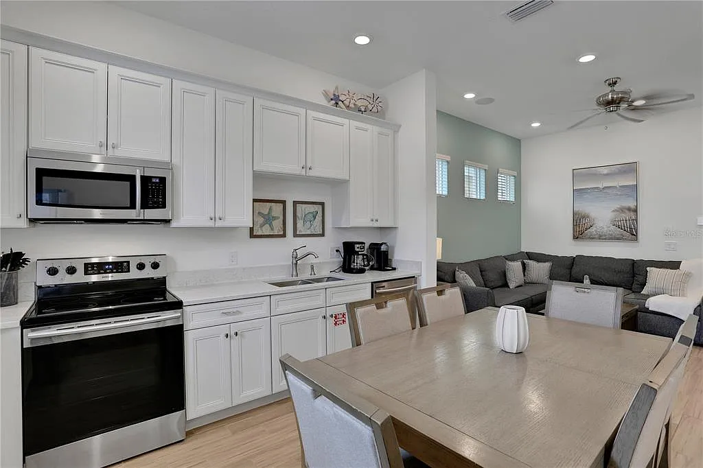3 bed, 3.0 bath, 1410 sqft, $3,300 — Photo 3
