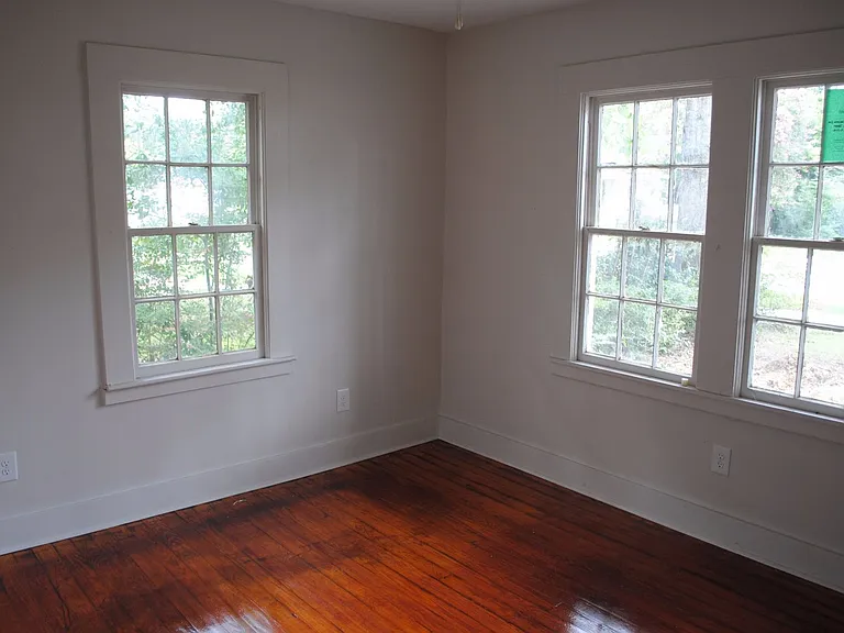 1007 Auburn St — Photo 4