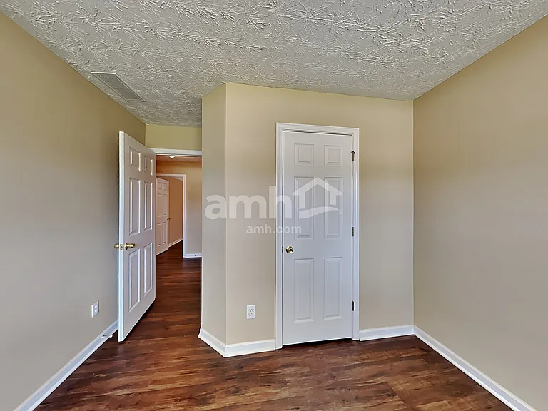 305 Kings Way — Photo 13