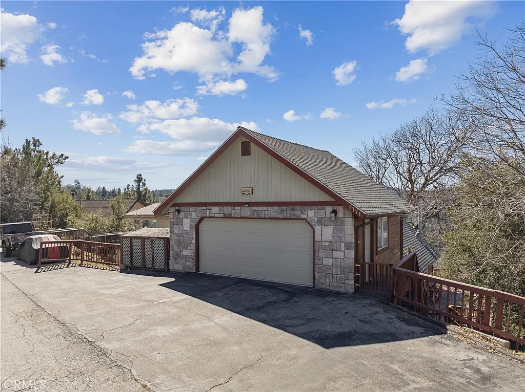 3 bed, 2.5 bath, 1396 sqft, $2,600 — Photo 1