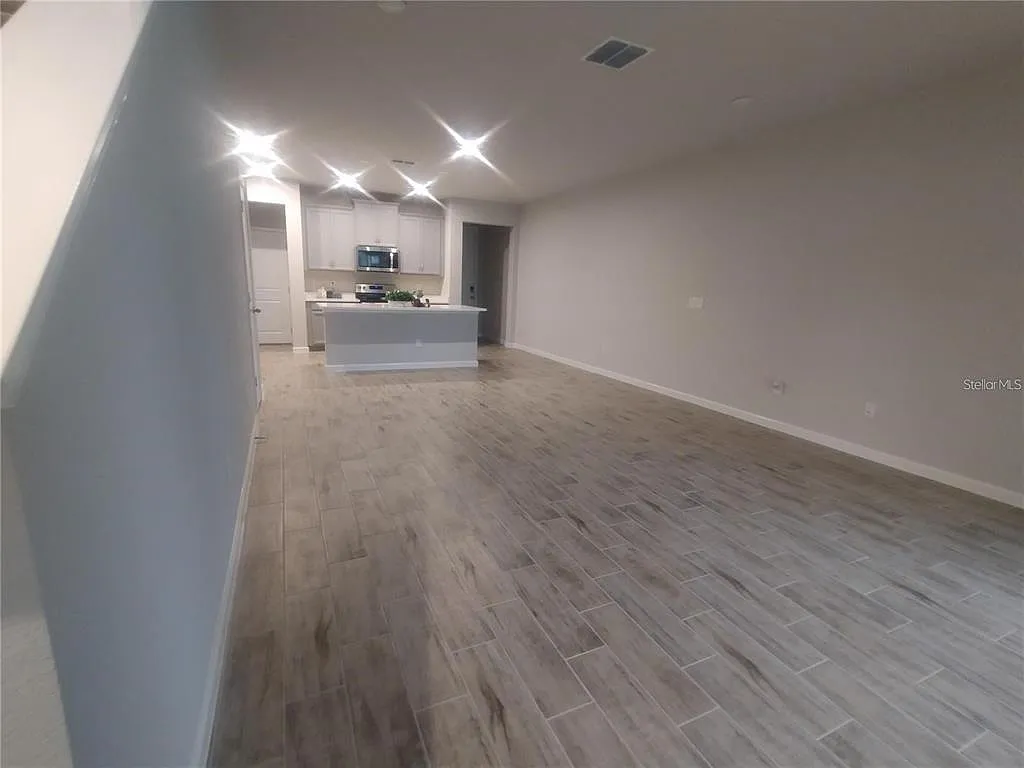 3 bed, 2.5 bath, 1888 sqft, $2,400 — Photo 4