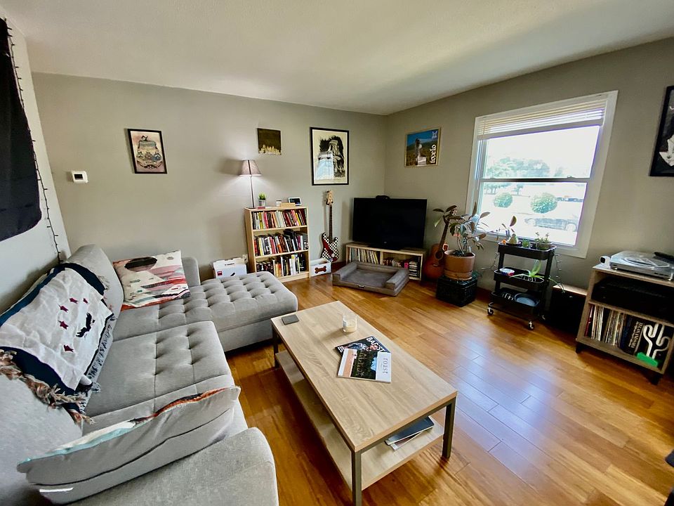 1st image of 821 Marshall St NE APT 2