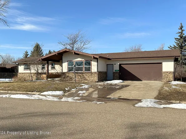 318 E St N, Richardton, ND 58652