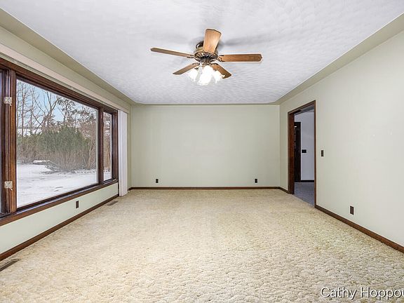 5th image of 250 Meadowlane Dr