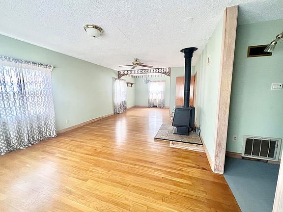 3rd image of 822 E Dorris Ave