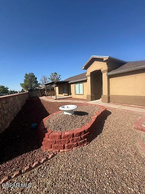 4 bed, 2.0 bath, 1452 sqft, $1,700 — Photo 3