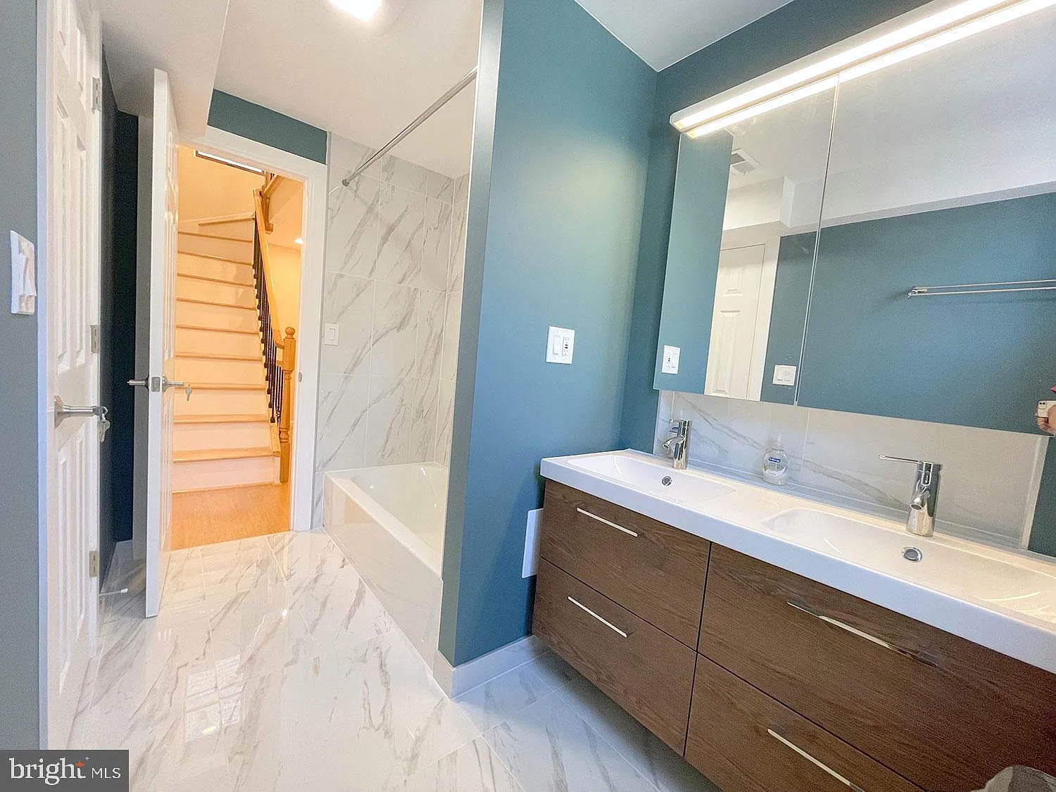 3 bed, 2.0 bath, 1008 sqft, $2,995 — Photo 4