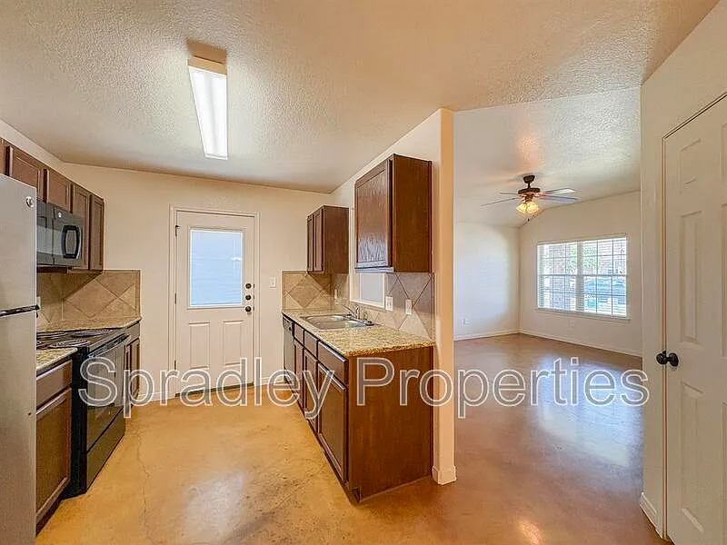 3 bed, 2.0 bath, 1300 sqft, $1,425 — Photo 3