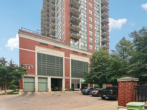 2nd image of 1717 S Prairie Ave APT 1010