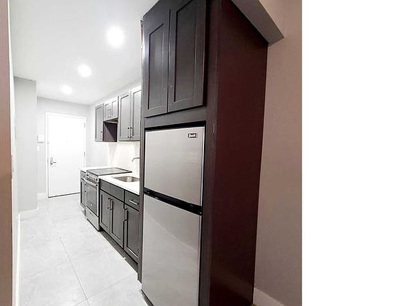 2nd image of 982 Findlay Ave #B2
