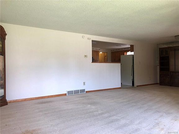 4th image of 10 Village Ln