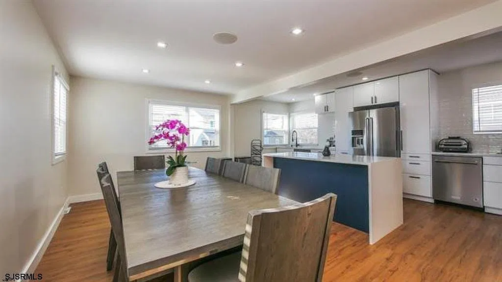 4 bed, 2.5 bath, 2400 sqft, $4,500 — Photo 2