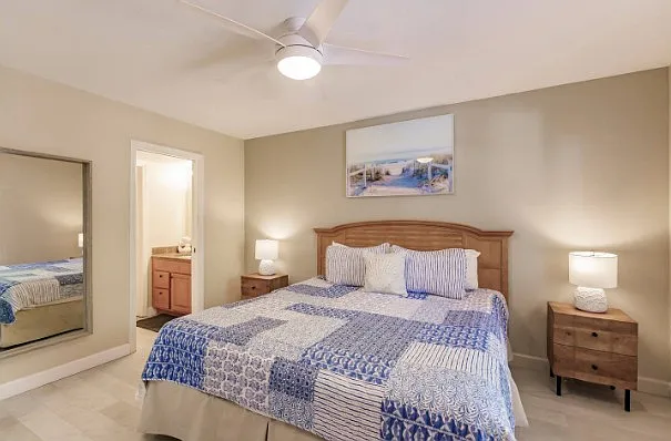 King-size bed, the master suite has an ensuite and walk-in closet.