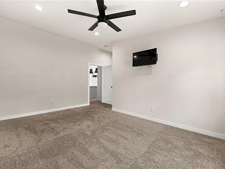 221 Columbus Dr — Photo 29
