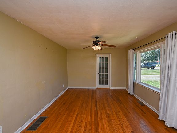 4th image of 1823 Hermon Ave
