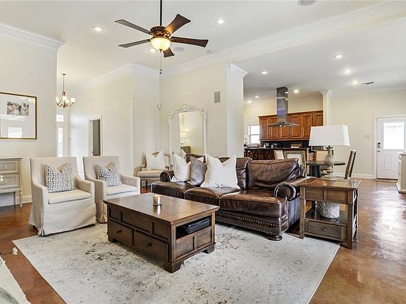 5th image of 251 Reynaud Dr
