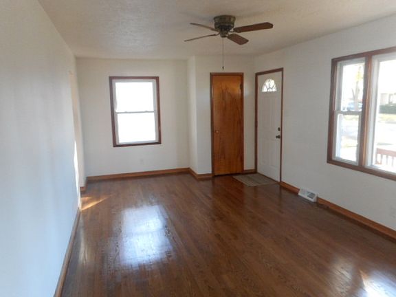 3rd image of 3037 Fairview Ave
