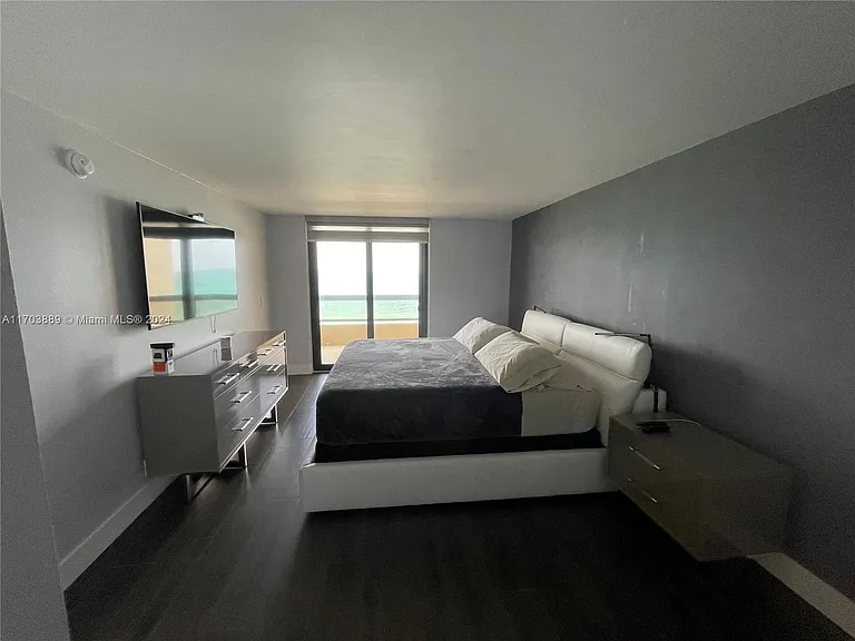 2555 Collins Ave #1409 — Photo 24