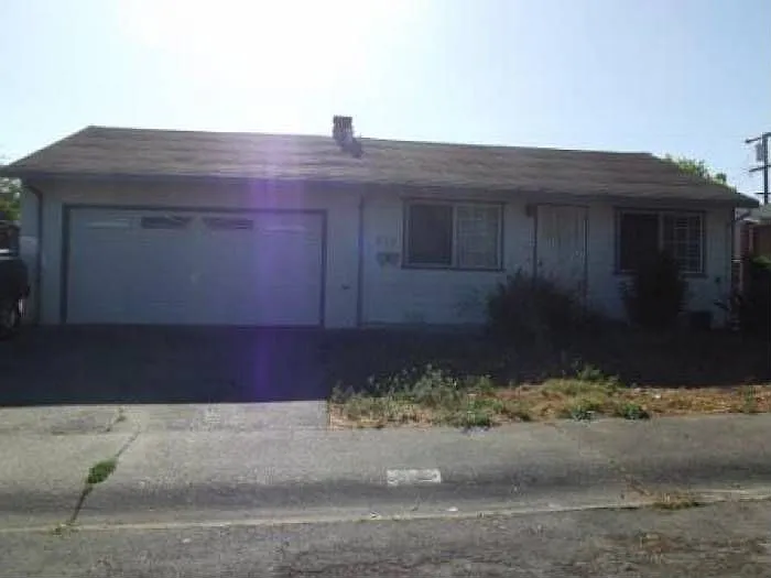 836 Ashwood Ave photo 1