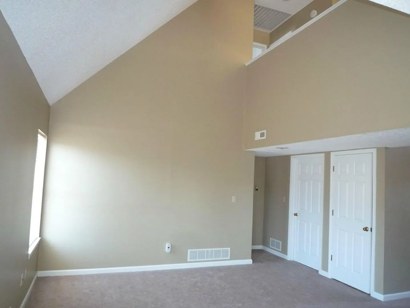4br/2.5ba House, 2-Car Garage - $2,100 *No Smokers Or Undergrads — Photo 4