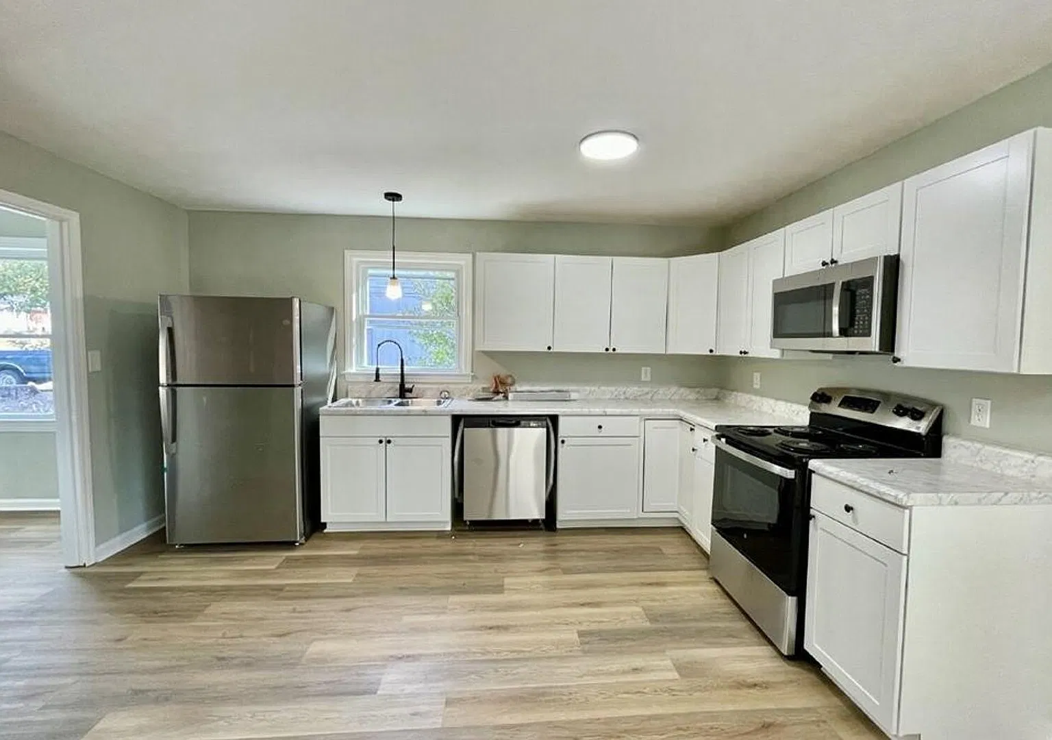 1514 Roxie ~ Welmar Heights — Photo 4