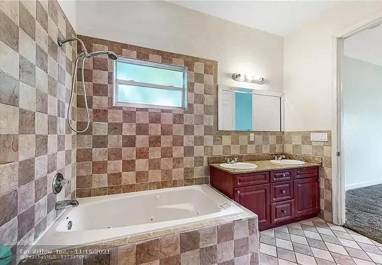 2501 NW 8th St — Photo 6