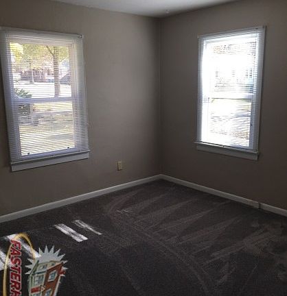 8333 Garfield - Living-Room