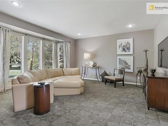 LARGE LIVING ROOM WITH A WALK OUT BAY WINDOW!!