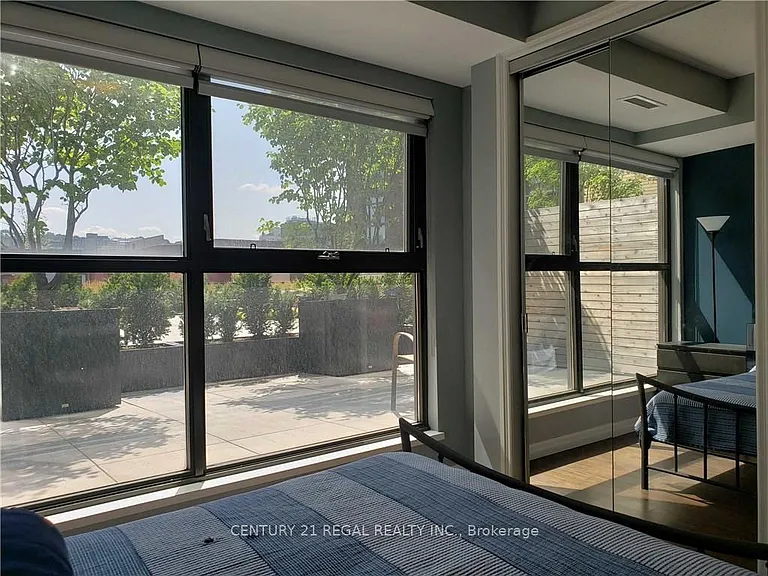 112 King St E #414 — Photo 12